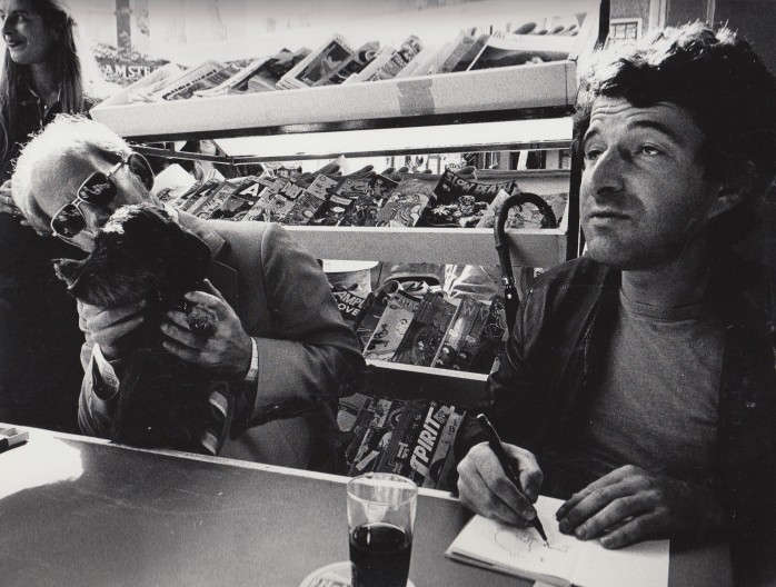 Sontrop, Theo - Foto van Sontrop en Joost Roelofsz, die Het alfabet signeren.