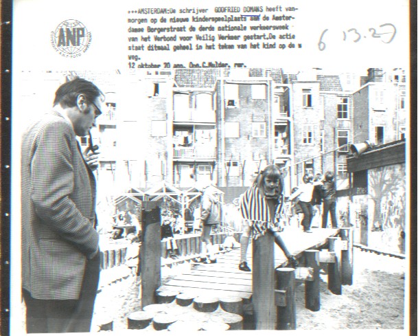 Bomans, Godfried - Persfoto bij kinderspeelplaats.