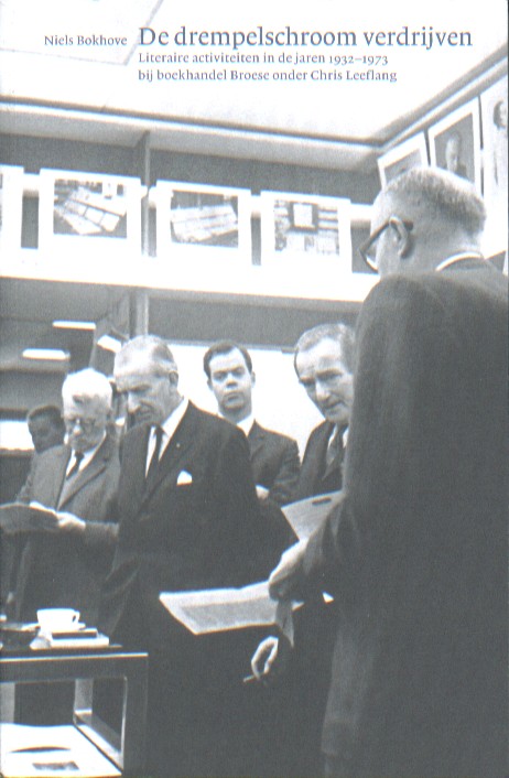 Bokhove, Niels - De drempelschroom verdrijven. Literaire activiteiten in de jaren 1932-1973 bij boekhandel Broese onder Chris Leeflang.