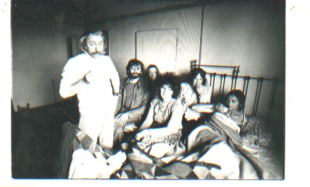 Porte, F. Andr de la - Originele foto van een zieke Remco Campert in bed met enkele bezoekers.