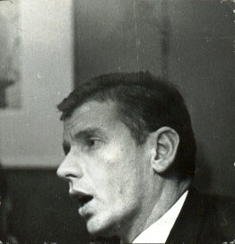 Reve, Gerard - Zwart-wit foto van pratende Reve.