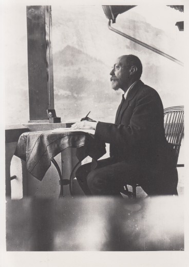 Emants, Marcellus - Portretfoto, schrijvend te Flims.
