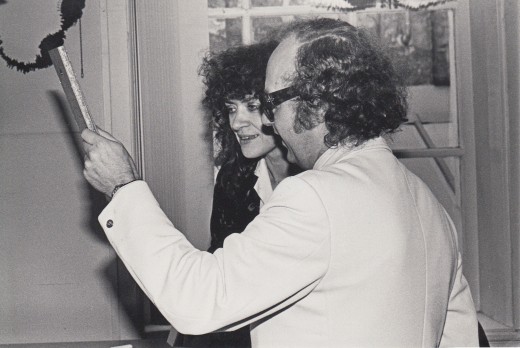 Starink (foto), Marjo - Sontrop 50. Mensje van Keulen en Martin Ros bekijken het cadeau.