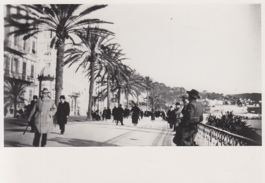 Perron, E. du - Foto van Du Perron op de boulevard te Nice.