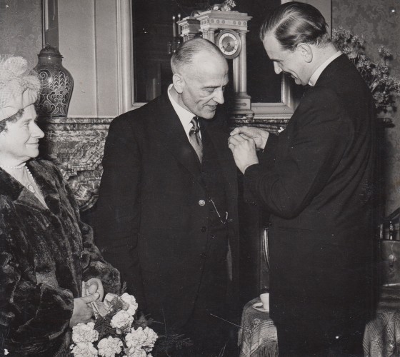 Ritter, P.H. - Foto van P.H. Ritter die een lintje krijgt opgespeld t.g.v. zijn 65ste verjaardag.
