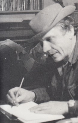 Reve, Gerard - Onscherpe foto van signerende Reve.