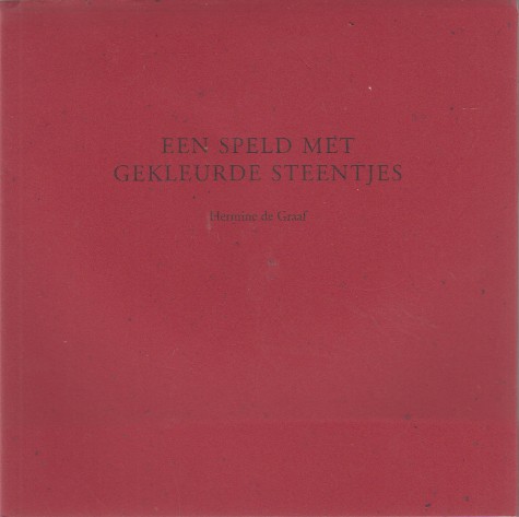 Graaf, Hermine de - Een speld met gekleurde steentjes.