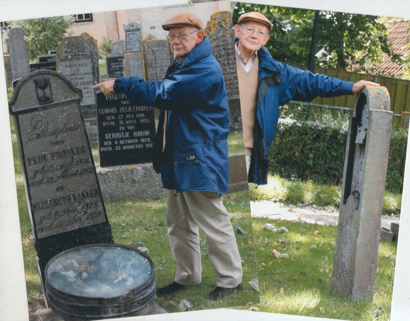 Sontrop, Theo - Twee originele foto's van Theo Sontrop bij het graf van Feije Pronker, grootvader van Slauerhoff.