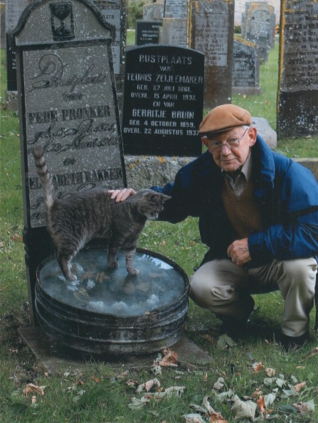 Sontrop, Theo - Originele foto van Theo Sontrop met poes bij het graf van Feije Pronker, grootvader van Slauerhoff.