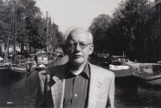 Viegers, Janneke - Originele foto van Sontrop tegen de achtergrond van een water met schepen.