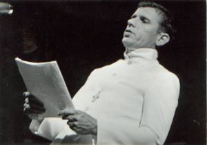 Reve, Gerard - Zwart-wit foto van voorlezende Reve.