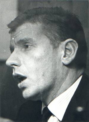 Reve, Gerard - Zwart-wit foto van pratende Reve.